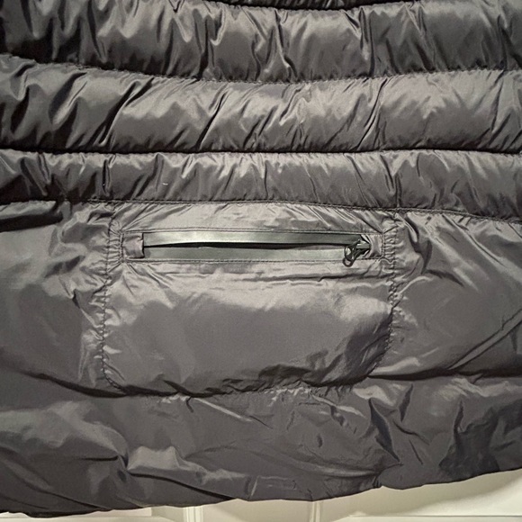 Black puffer lightweight jacket with fleece sleeves. - Picture 4 of 6